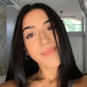 Meet your Posher, Daniela!